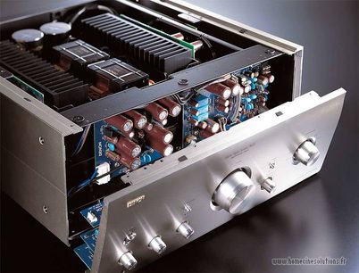 Denon PMA-2000AE Stereo-Hi-Fi-Verstärker, Innenansicht im Sturzflug auf die elektronischen Schaltungen und Komponenten, silberfarbene Verarbeitung