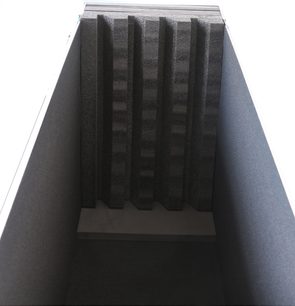 Power Acoustics Flight 4 écrans 65/85 taşıma kasası, dört bölmeli siyah iç kısmının üstten görünümü