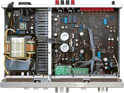 Denon PMA-700AE stereo hi-fi forstærker, indvendigt billede der viser de elektroniske komponenter og det sølvfarvede metalstel
