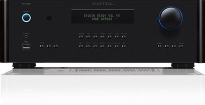 Rotel RC-1590 sort stereoforforstærker, frontvisning, blåt display, knapper og drejeknapper på frontpanelet