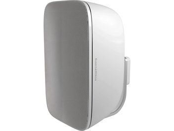 Witte Bowers & Wilkins AM1 buitenluidspreker, driekwart vooraanzicht links, afgeronde witte kunststof behuizing, geperforeerd grijs metalen rooster, geïntegreerde muurbeugel