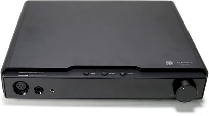 Højkvalitets hovedtelefonforforstærker Serenade WIFI, sort rektangulært kabinet, frontpanel med 3 stik, 3 knapper og 1 cirkulær drejeknap