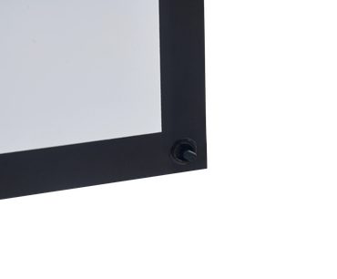 Schermo di proiezione Projeo Cross HD 80, dettaglio dell'angolo inferiore con bordo nero e occhiello di fissaggio