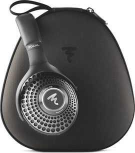 Auriculares hi-fi Focal Bathys MG grises, vista de perfil sobre funda negra, auricular con rejilla circular calada