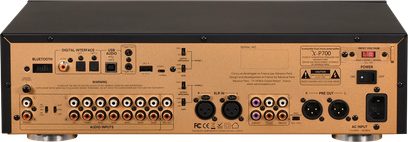 Advance Paris X-P700 svart stereoforstyrkeren, frontvisning, audio-kontakter og justeringer på frontpanelet, sentralt display