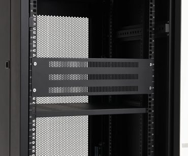 Norstone Pro ventilationspaneler med perforeret sekskantet gitter, nummererede stolper, hylde og sort metalstruktur