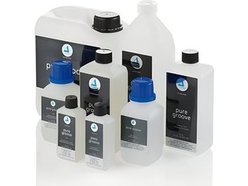 Bouteilles et flacons de liquide nettoyant pour vinyles ClearAudio Pure Groove de différentes tailles sur fond blanc
