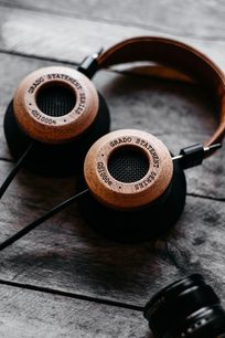 Åben hovedtelefon Grado GS1000e i træ, cirkulære transducere med metalrist, læderhovedstykke, 3/4 frontvisning i nærbillede