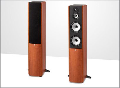 Dva sloupové reproduktory Boston Acoustics A360 třešeň, čelní pohled, vedle sebe, dřevěná povrchová úprava třešeň, černé mřížky