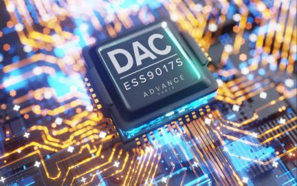 Elektronisk DAC-chip ESS9017S Advance Paris på printplade med blå og gyldne lysforbindelser
