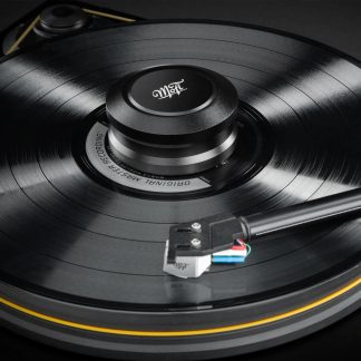 Schwarzer MoFi Vinyl-Plattenspieler mit Tonarm, schwarzer Schallplatte und Plattengewicht in Nahaufnahme