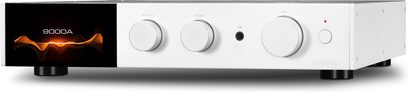 Stereo-Hi-Fi-Verstärker Audiolab 9000A Silber mit schwarzem Display, das eine orangefarbene Welle zeigt, und 3 runden Knöpfen an der Frontseite