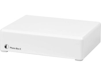 Phono předzesilovač Pro-Ject Phono Box E bílý, lesklé bílé obdélníkové pouzdro, pohled shora z pravé přední strany