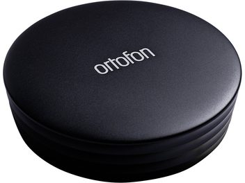 Прес-диск для проігравача вінілових платівок Ortofon, чорний стабілізатор платівки, вид з легкого ракурсу зверху, гладка поверхня, гравіруваний логотип по центру