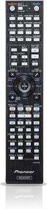 Sort Pioneer VSX-2020 fjernbetjening med mange knapper, drejeknap og LCD-skærm, set forfra