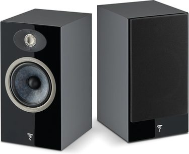 Diffusori da scaffale neri Focal Chora 806, frontale in plastica, fianchi in legno, altoparlanti grigio scuro, su sfondo bianco