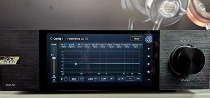 Zwarte audioversterker met een scherm dat een parametrische equalizer weergeeft, knoppen en regelaars op het voorpaneel
