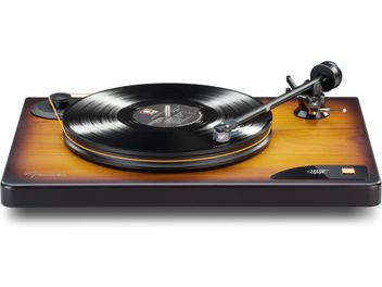 Gramofon MoFi Electronics Fender American Vintage v dřevěném provedení sunburst s černým raménkem a vinylovou deskou