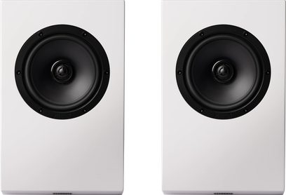 Dolby Atmos-luidsprekers Magnat ATM 202, vooraanzicht, rechthoekige witte behuizingen, centraal geplaatste ronde zwarte luidsprekers