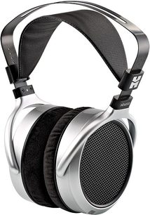 Åbent hi-fi hovedsæt Hifiman HE400S, sølvfarvet hovedbøjle og ørekopper, sorte puder og gitter, set fra en trekvartvinkel forfra