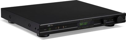 Forsiden af den sorte Parasound NewClassic 200 Pre stereo-forforstærker med grønt display, knapper og tilslutninger