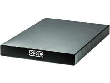 Amortizér vibrací SSC Minibase černý, plochá obdélníková kovová skříňka v matné černé barvě, pohled shora