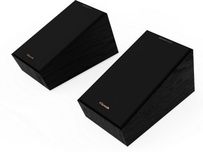 Deux enceintes noires rectangulaires Klipsch R-40SA, vues de face et de trois-quarts arrière, posées sur une surface blanche