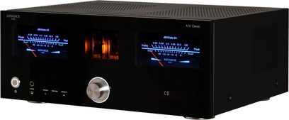 Stereo hi-fi-forstærker Advance Paris A10 sort, set forfra, blå displays, sølvfarvede knapper og drejeknap, blank sort front