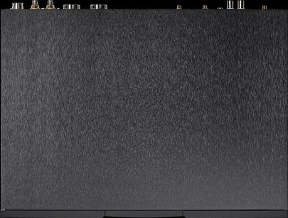Forsiden af en Naim Audio ND 555 sort netværksaudioafspiller med 11 stik øverst og en mørk tekstiloverflade