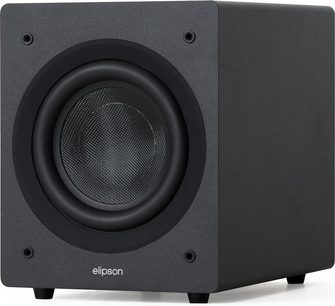 Svart Elipson Classic Sub 8 subwoofer, sett skrått forfra, med synlig høyttalerelement i front og korte føtter