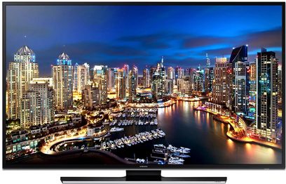 Samsung UE55HU6900 TV viser et natteligt vue over Dubai med dens oplyste skyskrabere og marina fyldt med lystbåde