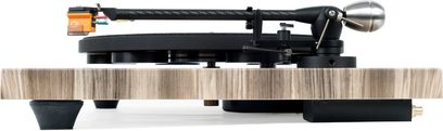 Giradischi in vinile Auris Audio Jazz vista laterale con base effetto legno chiaro e braccio nero