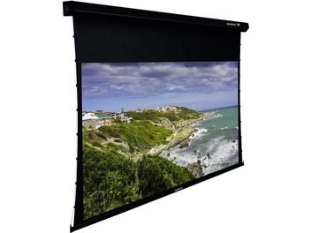 Tela de projeção motorizada Lumene Coliseum UHD 4K 240C aberta, vista frontal, exibindo uma paisagem costeira com casas