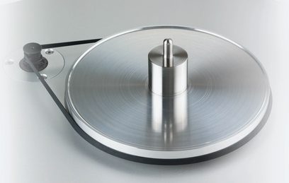 ClearAudio Ovation TT033 børstet stålpladespiller, tæt ovenfra-billede af den roterende plade og midteraksen