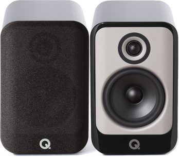 Q Acoustics Concept 30 højttalere i sort lak set forfra og fra siden, diskant- og mellemtone/basenhed