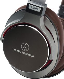 Audio-Technica ATH-MSR7 hovedtelefoner i brun, set fra højre profil, lukket ørekop med påskriften "RIGHT" og "audio-technica"-logoet