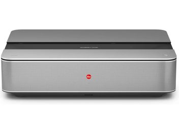 Leica Cine 1 I 120" hõbehall laserprojektor, kompaktne ristkülikukujuline korpus, perforatsioonrestiga esipaneel punase logoga