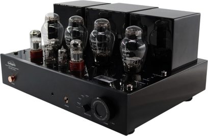 Line Magnetic LM-300IA sort integreret stereo rørforstærker med metalkabinet, set fra trekvart forfra, med blank topplade, der rummer seks synlige rør, tre sorte transformatorhætter og en mat front med en stor volumenknap, en vælger og en kobberfarvet trykknap