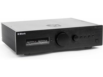 Hi-fi effektforsterker Block A-200 i svart børstet aluminium, sett fra venstre forfra i trekvart vinkel, med frontpanel som har stor volumknapp, liten balanseknapp, fire trykknapper, rund indikatorlampe, analogt VU-meter bak glass og kjøleribber på sidene