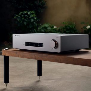 Cambridge Audio CXA81 stereo hi-fi forstærker i antracitgrå, sølvfarvet finish, set forfra, placeret på et træmøbel