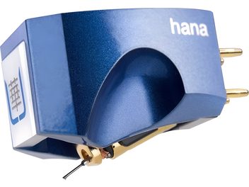 Алуминиева аудиофилска фоно клетка Hana Umami Blue в метално син цвят, запечатана от три четвърти преден ъгъл, показваща перфорираното правоъгълно тяло, позлатените задни конектори и видимия диамантен иглодържател
