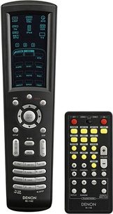 To sorte Denon fjernbetjeninger RC-1115 og RC-1070 med blå baggrundsbelyste knapper og LCD-skærm på sort baggrund