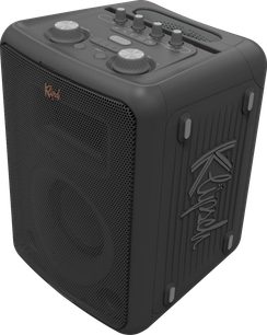 Přenosný Bluetooth reproduktor Klipsch Vegas, pohled z úhlu, černý perforovaný kryt, ovládací prvky na horní straně, integrovaná rukojeť, boční logo