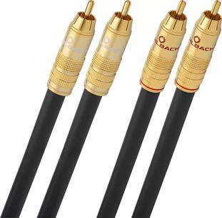 Primo piano obliquo sul cavo audio analogico RCA Oehlbach NF 214 Master 1m, guaina nera flessibile e connettori zigrinati in metallo dorato con logo stampato, uno dei quali presenta una sottile striscia rossa di identificazione