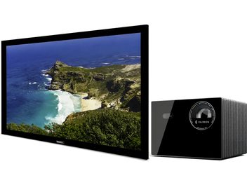 Schermo di proiezione con cornice nera con paesaggio costiero e videoproiettore Valerion nero vista di tre quarti