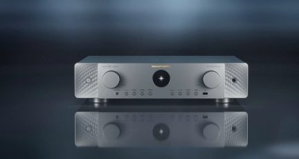 Marantz CINEMA 70s sølvfarvet audio-video-receiver, frontpanel med central cirkulær skærm og to drejeknapper