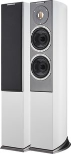 Coppia di diffusori da pavimento AudioVector R3 Arreté bianchi, cabinet in legno laccato bianco con frontale grigio che ospita un tweeter a nastro e due altoparlanti mid-woofer, griglia acustica nera amovibile su uno dei diffusori, base nera smussata, vista di tre quarti anteriore
