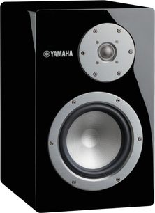 Juodos, lakuotos apdailos Yamaha NS-3000 lentynos kolonėlė, priekinis vaizdas su metaliniais žiedais aplink aukštadažnį ir žemadažnį garsiakalbius