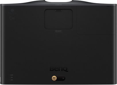 Вид отзад на видеопроектор Benq W2720i, черна текстурирана повърхност, лого в долната част, златист индикатор за 4K HDR, центрирана зона за lens shift