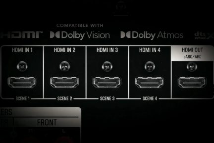Bakpanel på hjemmekinoforsterker med 4 HDMI-innganger og eARC/ARC-utgang kompatibel med Dolby Vision og Atmos
